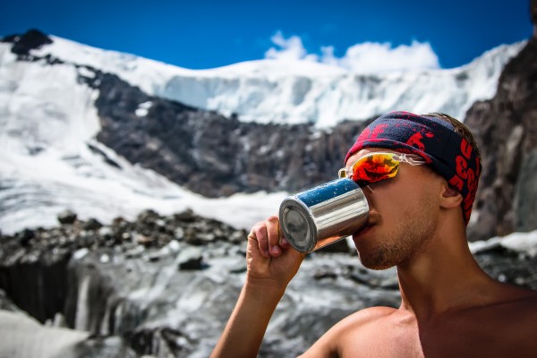 نوشیدن آب یک ضرورت برای کوهنوردی های زمستانی